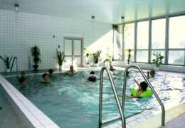 Voda v baz�nu b�v� dost tepl� (33)
